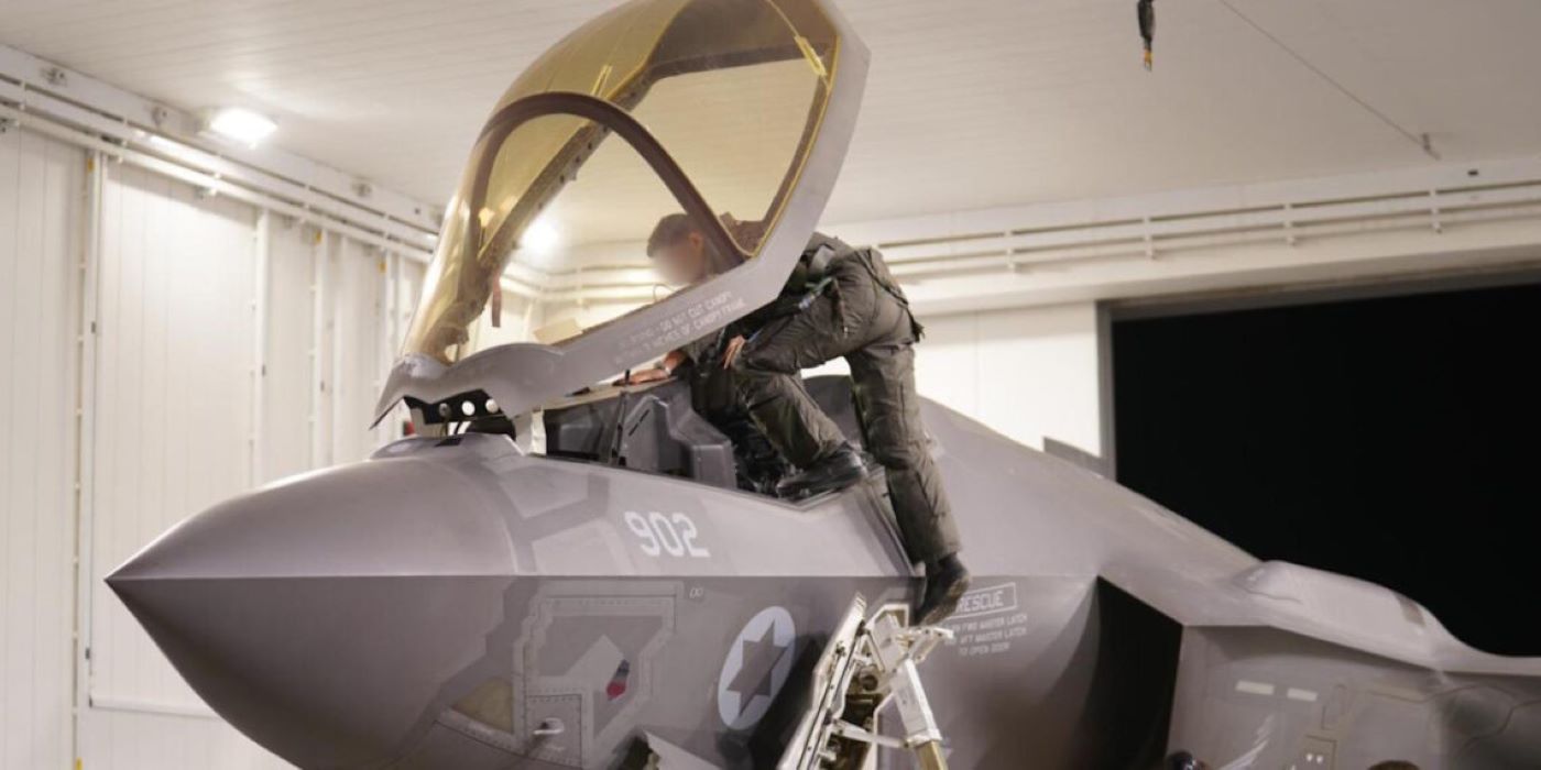 Ισραηλινός πιλότος επιβιβάζεται σε F-35 πριν την επίθεση στο Ιράν