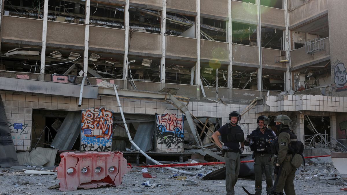 Ισραηλινοί διασώστες έξω από κατεστραμμένο κτίριο μετά την ιρανική πυραυλική επίθεση στη Χάιφα