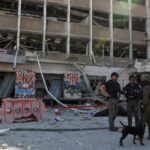 Ισραηλινοί διασώστες έξω από κατεστραμμένο κτίριο μετά την ιρανική πυραυλική επίθεση στη Χάιφα