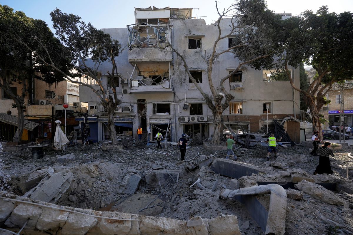 Κατεστραμμένο κτίριο στη Χάιφα από τους ιρανικούς πυραύλους