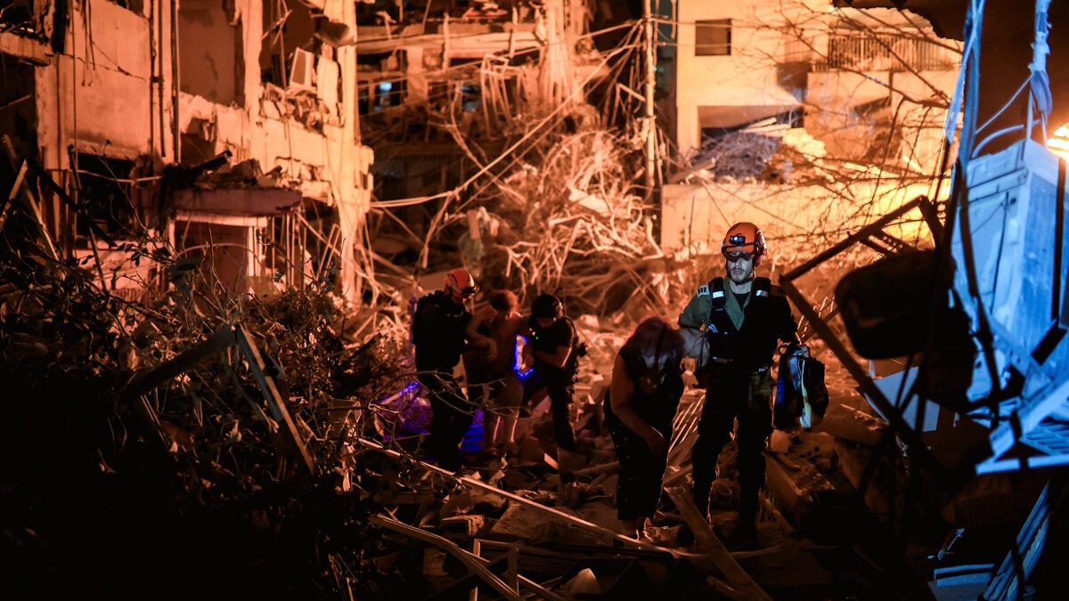 Διασώστες βγάζουν από κατεστραμμένα κτίρια γυναίκες