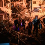 Διασώστες βγάζουν από κατεστραμμένα κτίρια γυναίκες