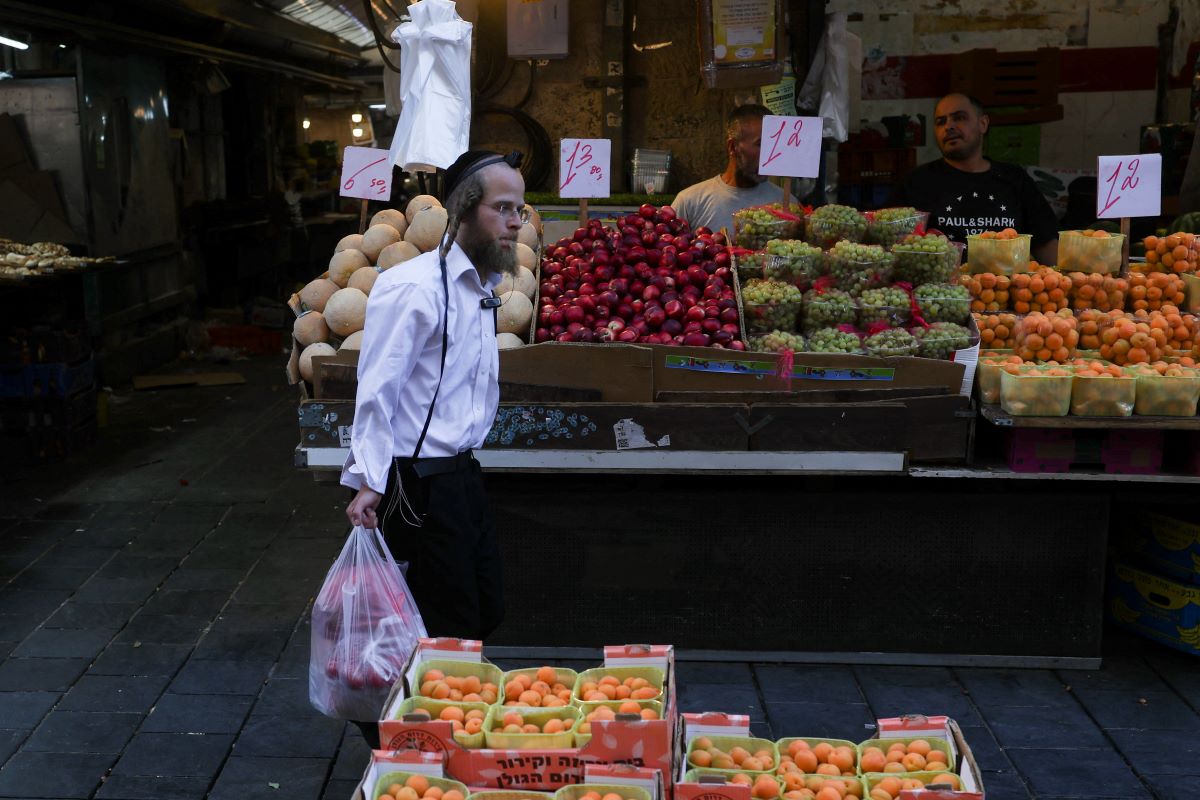 Ένας υπερορθόδοξος Εβραίος κάνει αγορές στην κεντρική αγορά, ενώ οι Ισραηλινοί προετοιμάζονται για αντίποινα από το Ιράν μετά από ισραηλινή επίθεση, στην Ιερουσαλήμ