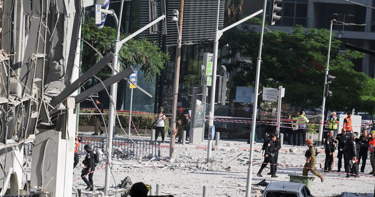 Iran pounds Israel with ballistic rockets: Hospital bombed – reports of injuries and serious blows