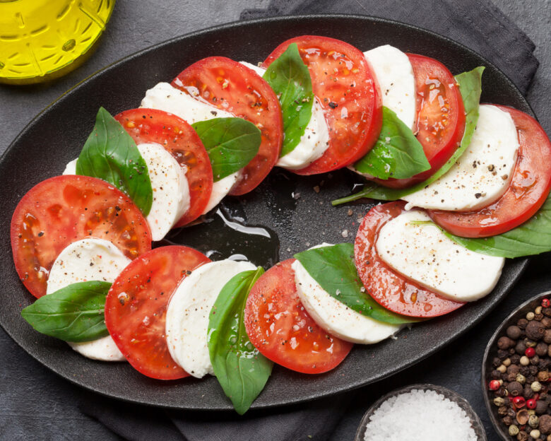 Κλασική σαλάτα Caprese: Θα την φτιάχνετε όλο το καλοκαίρι