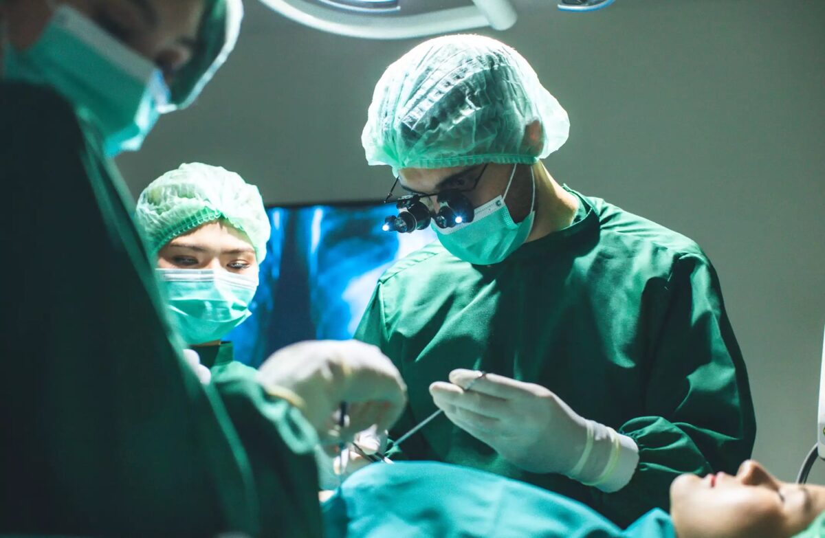ΗΠΑ: Νεαρός υποβλήθηκε σε διπλή μεταμόσχευση χεριών μετά από σχεδόν 17 χρόνια – «Είμαι ξανά ολόκληρος»