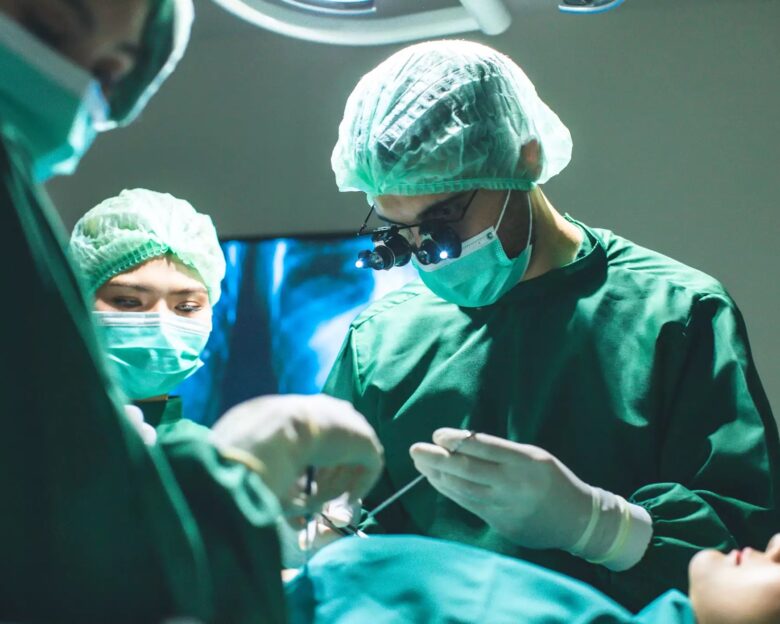 ΗΠΑ: Νεαρός υποβλήθηκε σε διπλή μεταμόσχευση χεριών μετά από σχεδόν 17 χρόνια – «Είμαι ξανά ολόκληρος»