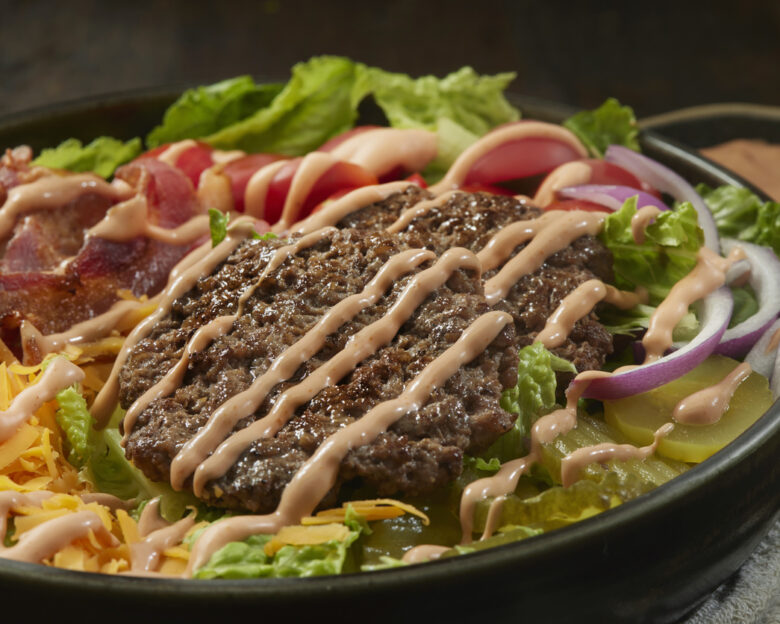 Βurger salad: Όλα τα υλικά του αγαπημένου burger εκτός από το ψωμί