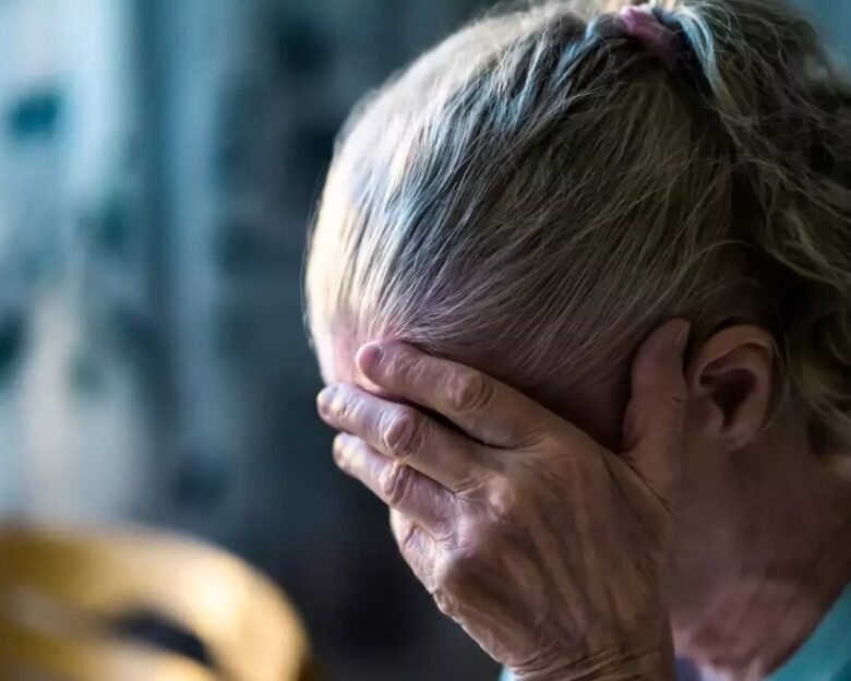 Χειροπέδες σε 57χρονη στο Ηράκλειο: Κάμερες ασφαλείας την «έπιασαν» να κακοποιεί βάναυσα ηλικιωμένη που φρόντιζε