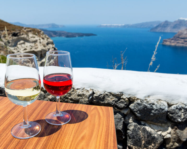 Κρασί και διακοπές: Τα 7 ελληνικά νησιά που θα αγαπήσει κάθε οινόφιλος
