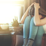 Ένα κορίτσι κρύβει το πρόσωπό του