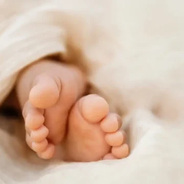 Θεσσαλονίκη: 3 χρόνια φυλακή με αναστολή σε 40χρονη που κακοποιούσε το 6 μηνών βρέφος της – Του προκάλεσε μόνιμες σωματικές βλάβες