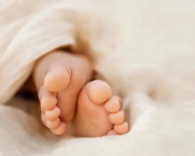 Θεσσαλονίκη: 3 χρόνια φυλακή με αναστολή σε 40χρονη που κακοποιούσε το 6 μηνών βρέφος της – Του προκάλεσε μόνιμες σωματικές βλάβες