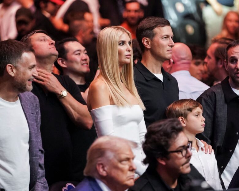 Ιβάνκα Τραμπ: Δίχασε το λευκό της φόρεμα σε αγώνα πυγμαχίας – «Την μπέρδεψαν» με την 13χρονη κόρη της
