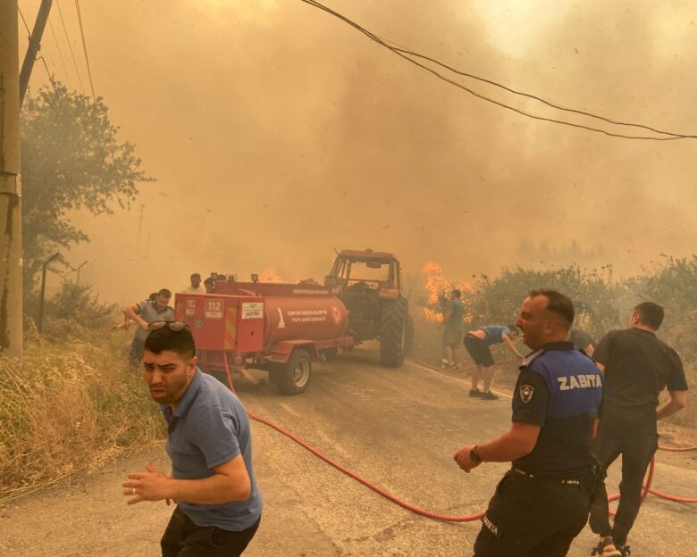 Φωτιές στη Σμύρνη: 50.000 άνθρωποι άφησαν τα σπίτια τους – Δύσκολη η μάχη με τις αναζωπυρώσεις