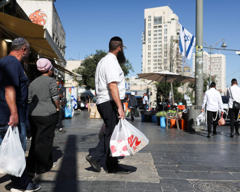 Ισραήλ: Αδειάζουν τα ράφια των σούπερ μάρκετ οι Ισραηλινοί υπό τον φόβο των αντιποίνων του Ιράν