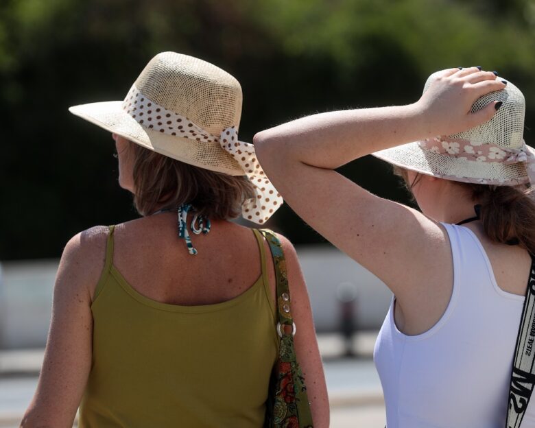 Συναγερμός για τον καύσωνα: Θα κλείσουν ακόμη και πάρκα – Όλα όσα αποφασίστηκαν στην διυπουργική συντονιστική σύσκεψη