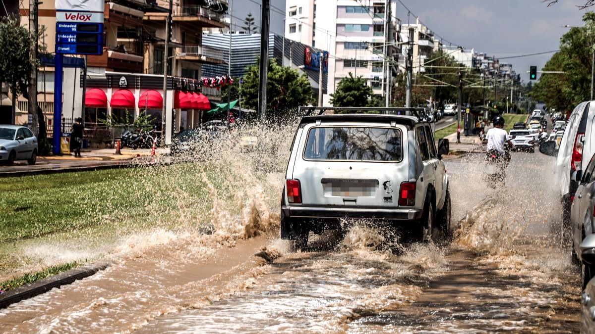 Πλημμυρισμένος δρόμος στη Νέα Σμύρνη