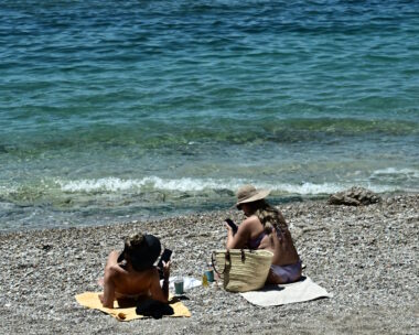 Η ζέστη στέλνει κόσμο στις παραλίες