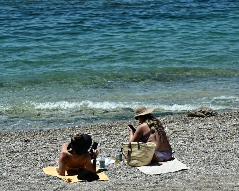 Καιρός σήμερα: Καλοκαιρινές θερμοκρασίες και ηλιοφάνεια – Έως 6 μποφόρ θα πνέουν οι άνεμοι