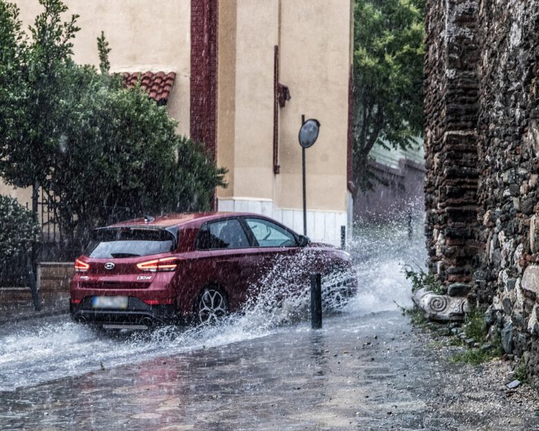 Καιρός σήμερα: Βροχές, καταιγίδες και ισχυροί άνεμοι από το μεσημέρι