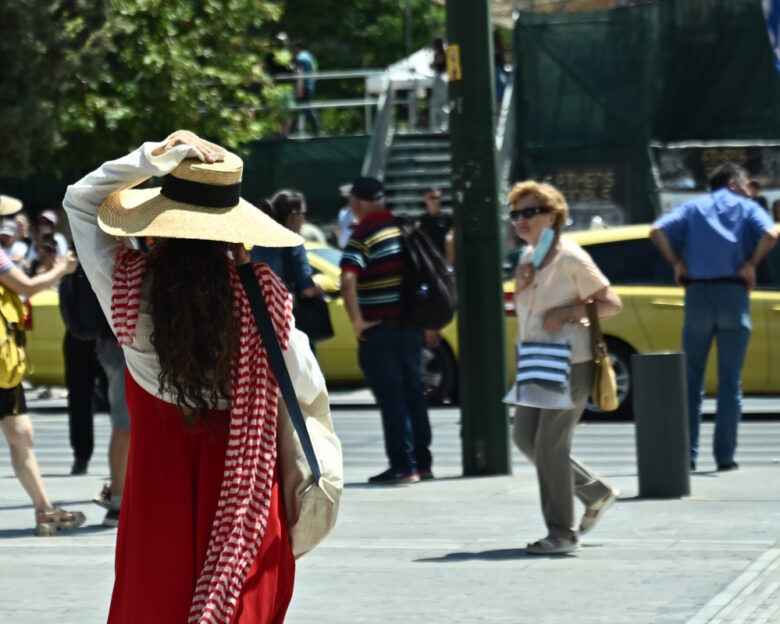 Καιρός: Παραμένουν οι υψηλές θερμοκρασίες στην ηπειρωτική Ελλάδα – Θυελλώδεις άνεμοι έως το Σάββατο, αυξάνεται ο κίνδυνος για φωτιά