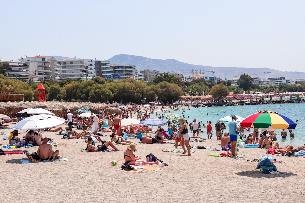 Προς αναζήτηση λίγης δροσιάς οι Αθηναίοι
