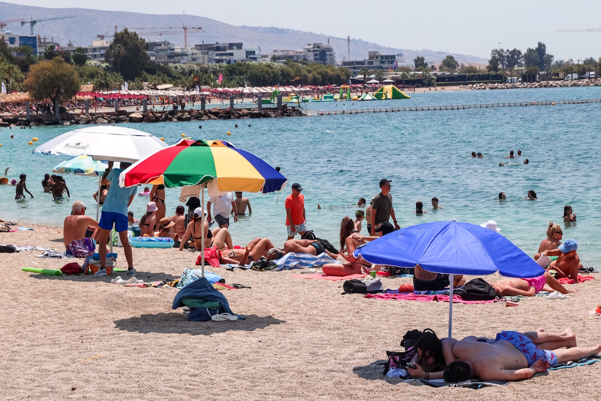 Άνθρωποι κάθε ηλικίας για μία βουτιά στη θάλασσα 