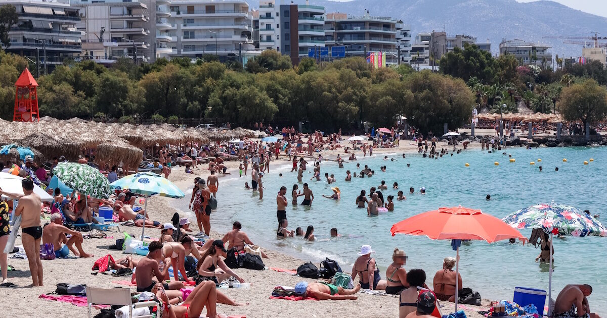 Καιρός: Στις παραλίες για δροσιά οι Αθηναίοι – «Κύμα ζέστης με 5-6 βαθμούς πάνω από τα κανονικά επίπεδα» λέει ο Κώστας Λαγουβάρδος