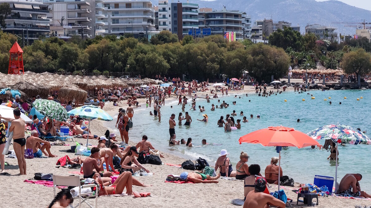 Κατάμεστες οι παραλίες της Αθήνας