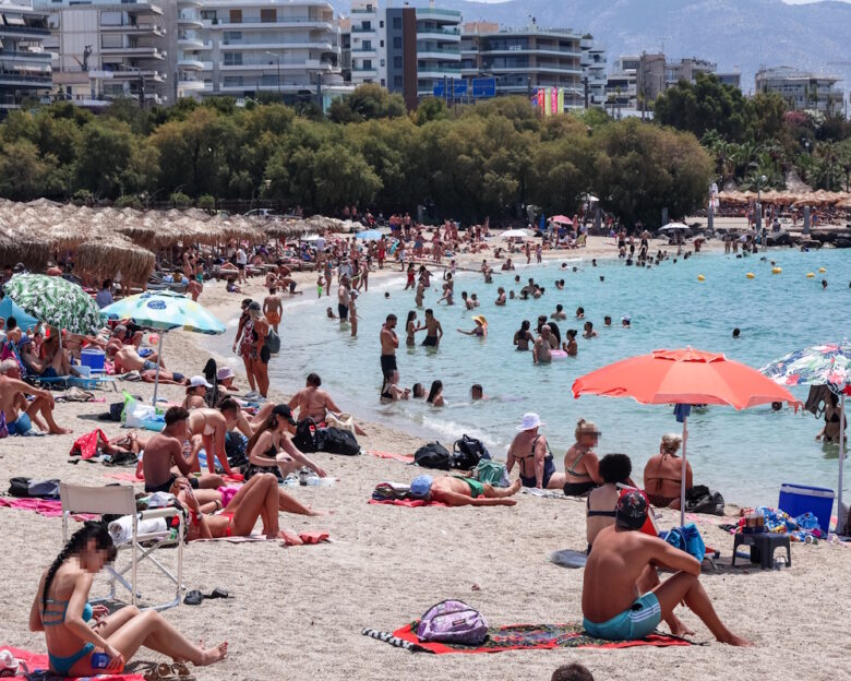 Καιρός: Στις παραλίες για δροσιά οι Αθηναίοι – «Κύμα ζέστης με 5-6 βαθμούς πάνω από τα κανονικά επίπεδα» λέει ο Κώστας Λαγουβάρδος