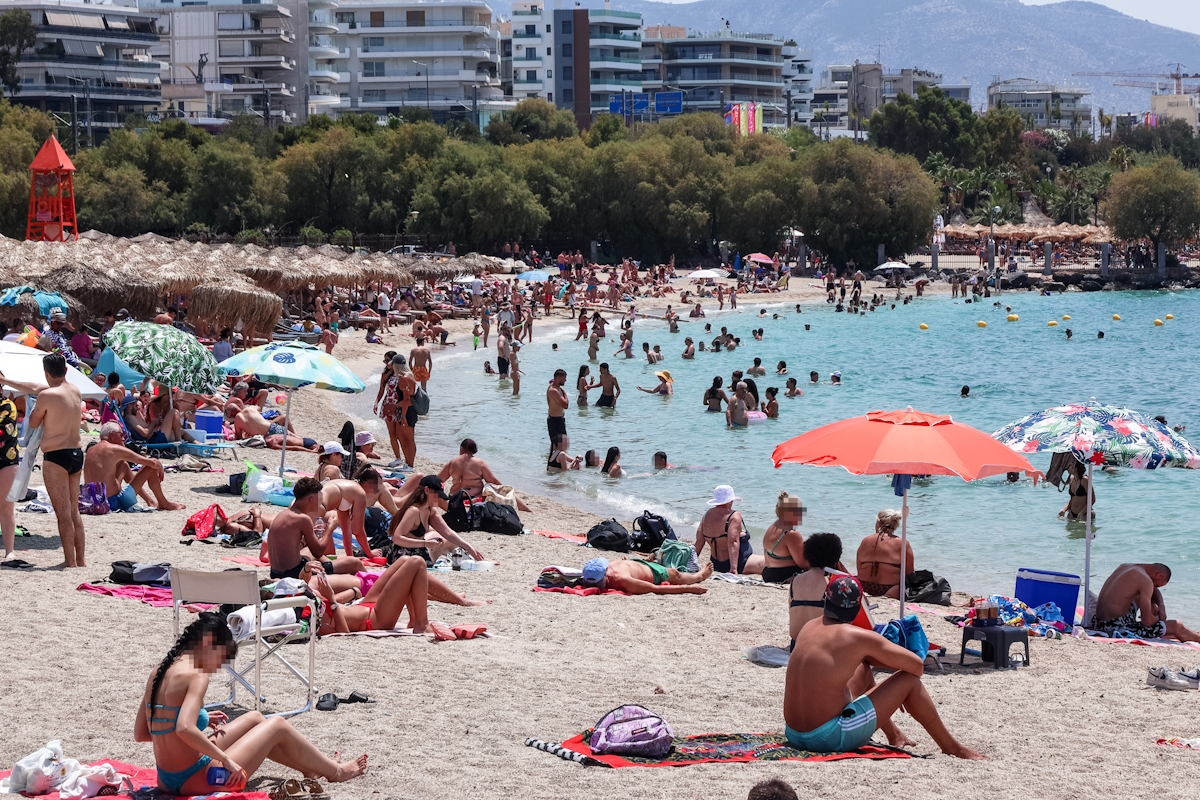 Κατάμεστες οι παραλίες της Αθήνας