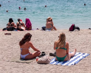 Στο «κόκκινο» ο υδράργυρος, γεμάτες οι παραλίες