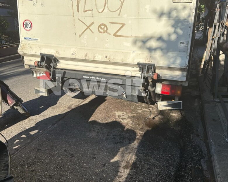 Καισαριανή: Έκανε σούζα με τη μηχανή και «καρφώθηκε» σε φορτηγάκι – Διασωληνωμένα δύο άτομα