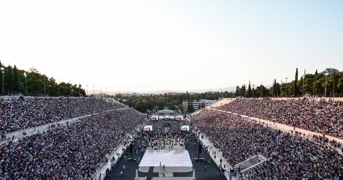 Μίκης Θεοδωράκης: Κατάμεστο το Παναθηναϊκό Στάδιο στη συναυλία για τα 100 χρόνια από τη γέννηση του κορυφαίου συνθέτη