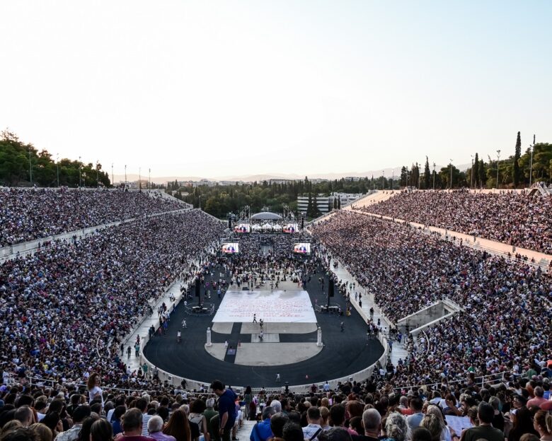 Μίκης Θεοδωράκης: Κατάμεστο το Παναθηναϊκό Στάδιο στη συναυλία για τα 100 χρόνια από τη γέννηση του κορυφαίου συνθέτη