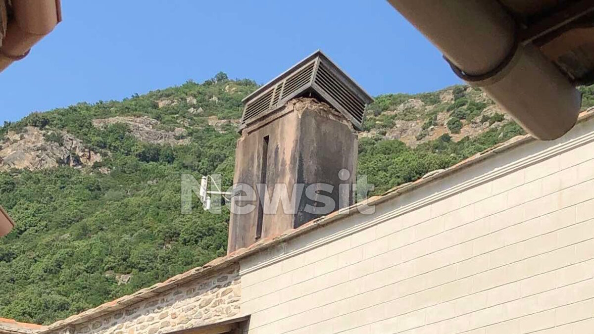 Σπασμένη καμινάδα σε μοναστήρι στο Άγιον Όρος