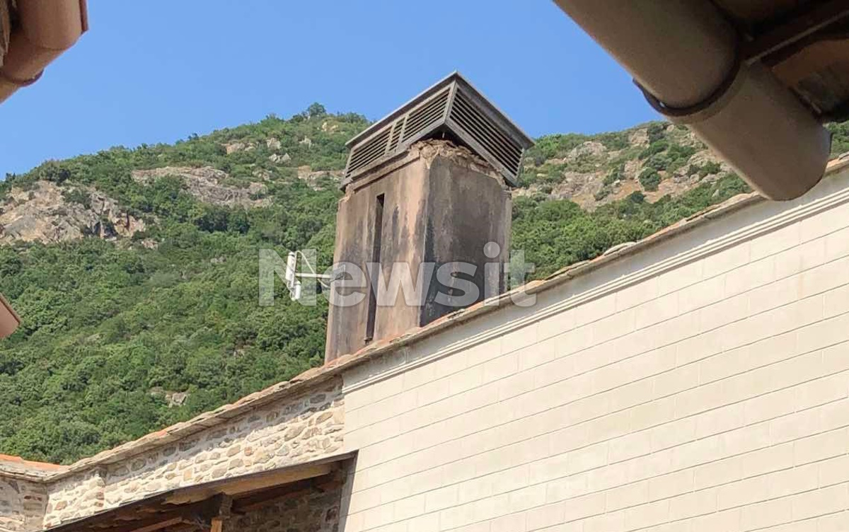 Σπασμένη καμινάδα σε μοναστήρι στο Άγιον Όρος