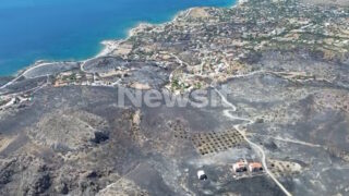 Παλαιά Φώκαια: Μαύρο τοπίο από ψηλά μετά τη μεγάλη φωτιά – Εικόνες από το drone του newsit.gr