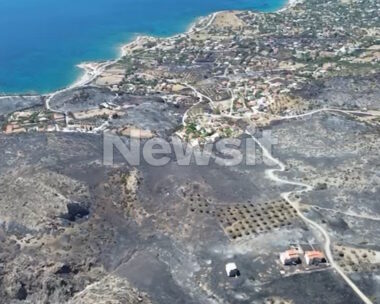 Παλαιά Φώκαια: Μαύρο τοπίο από ψηλά μετά τη μεγάλη φωτιά – Εικόνες από το drone του newsit.gr