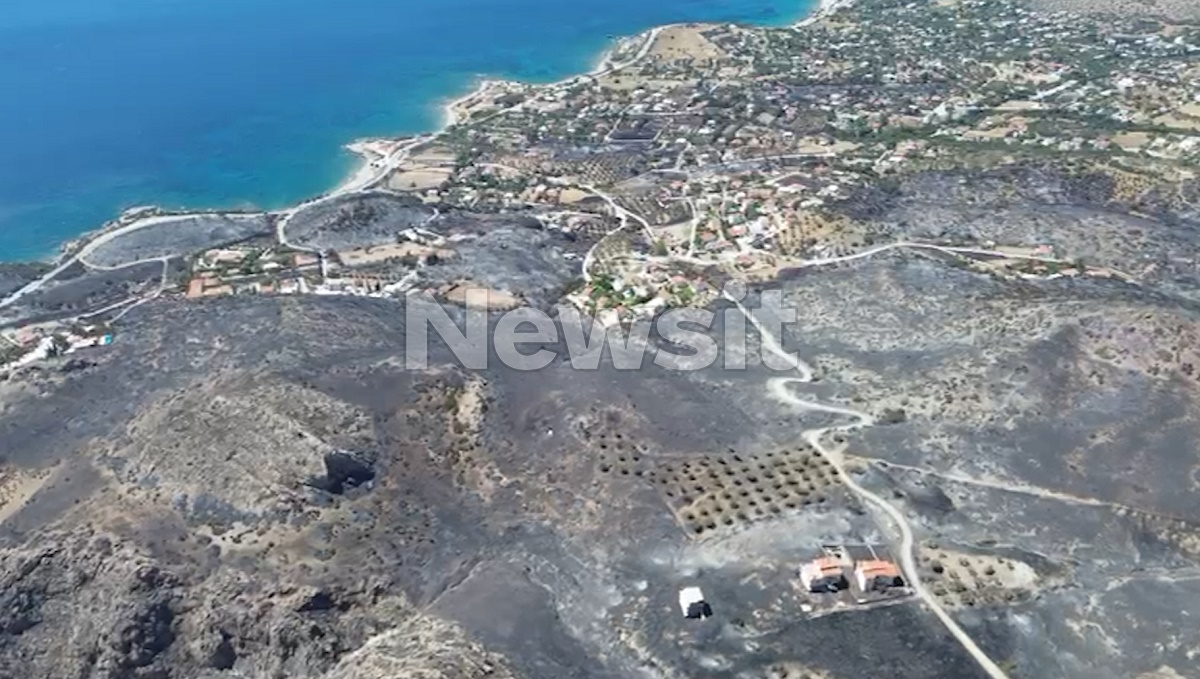 Παλαιά Φώκαια: Μαύρο τοπίο από ψηλά μετά τη μεγάλη φωτιά – Εικόνες από το drone του newsit.gr