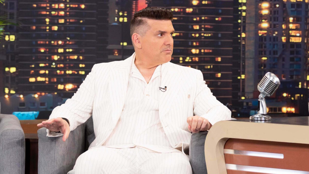 Ο Γιάννης Καψάλης στο πλατό της εκπομπής «The 2night show»