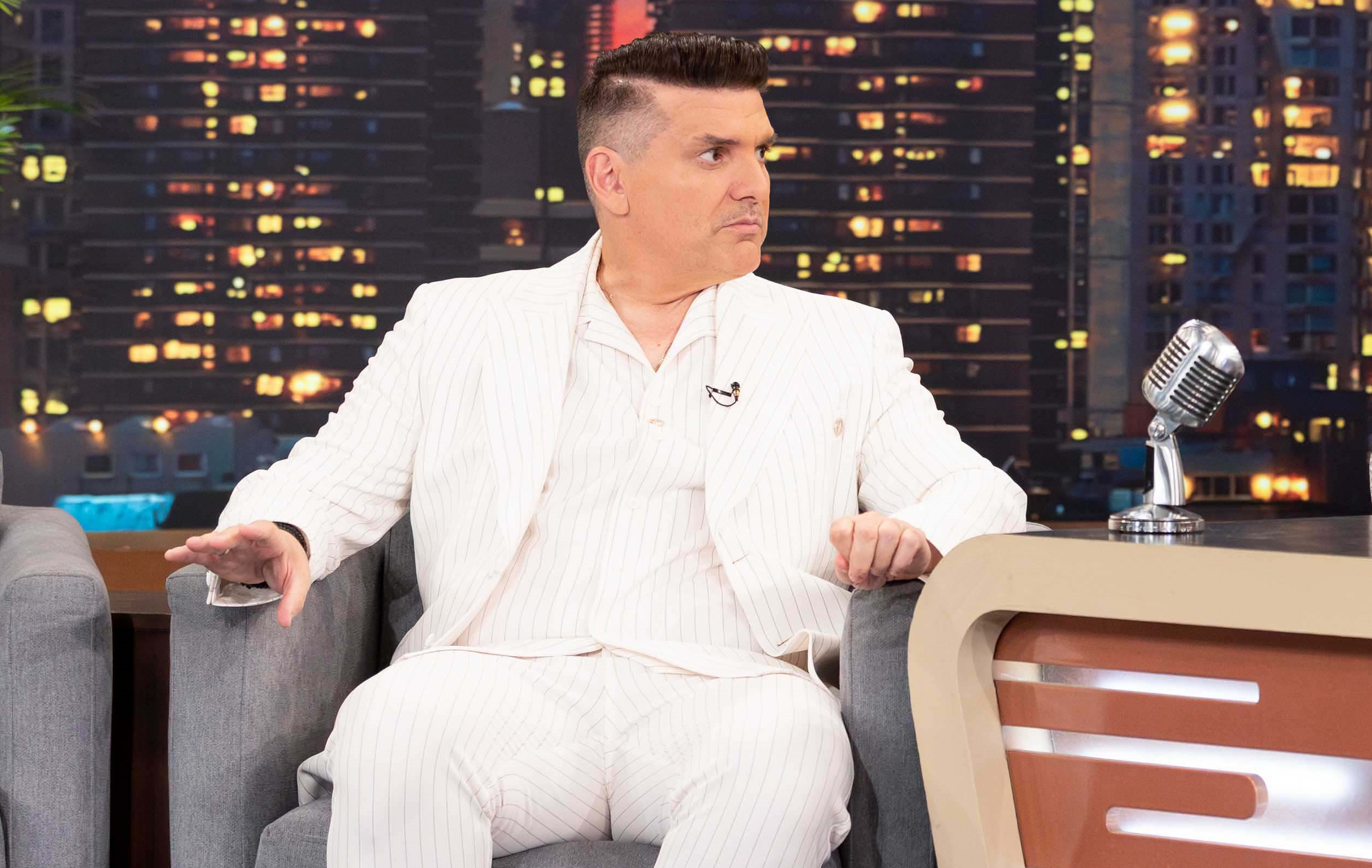 Ο Γιάννης Καψάλης στο πλατό της εκπομπής «The 2night show»