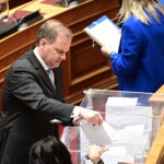Ο Κώστας Αχ. Καραμανλής ψηφίζει στη Βουλή