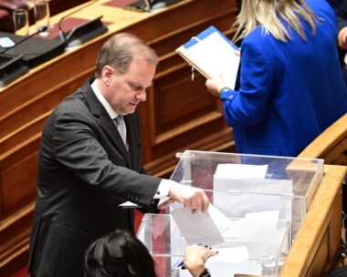 Ο Κώστας Αχ. Καραμανλής ψηφίζει στη Βουλή