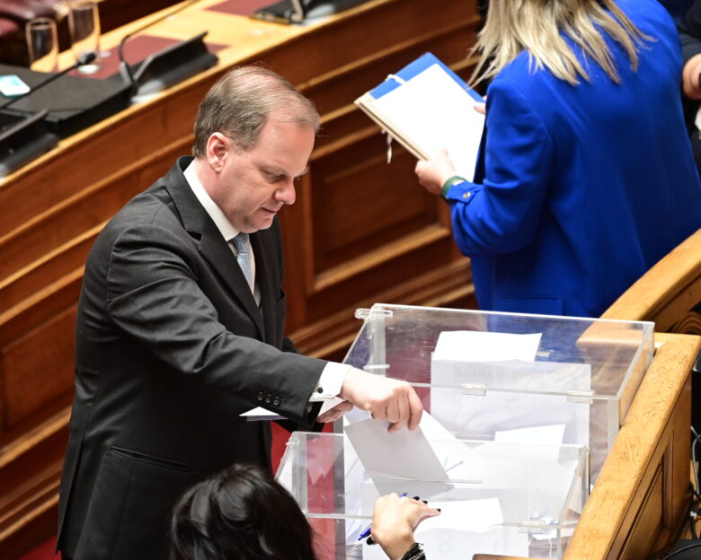 Προανακριτική για Τέμπη: Με 154 ψήφους πέρασε η πρόταση της ΝΔ για Καραμανλή, παραπέμπεται για παράβαση καθήκοντος – Απορρίφθηκαν όλες οι άλλες προτάσεις