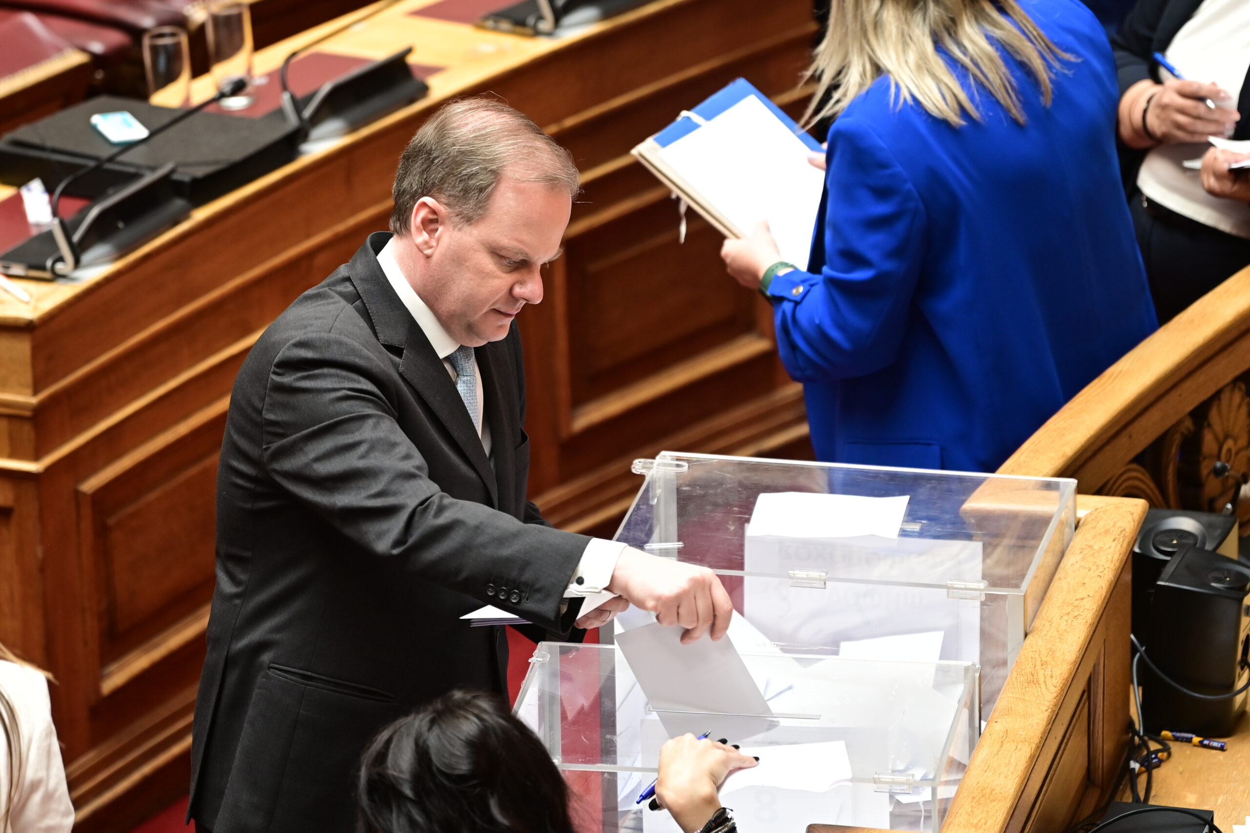 Ο Κώστας Αχ. Καραμανλής ψηφίζει στη Βουλή