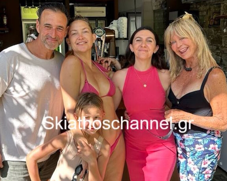 Kate Hudson και Goldie Hawn: Συνεχίζουν τις διακοπές στην Ελλάδα – Οι ξέγνοιαστες πόζες από την παραλία Κεχριά στην Σκιάθο