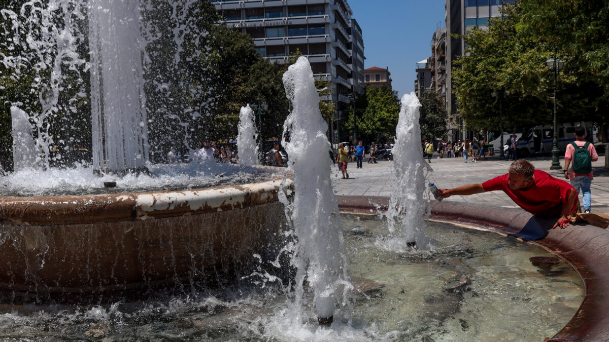 το συντριβάνι στο Σύνταγμα
