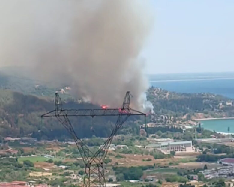 Φωτιά κοντά σε σπίτια στην Καβάλα – Μήνυμα του 112 στους κατοίκους να βρίσκονται σε ετοιμότητα